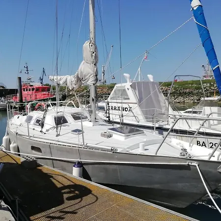 Insolite Sur Un Voilier à Bateau-hôtel Anglet