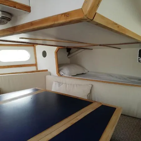 Bateau-hôtel Insolite Sur Un Voilier à *