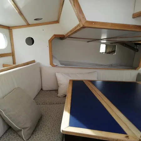 Insolite Sur Un Voilier à Bateau-hôtel Anglet