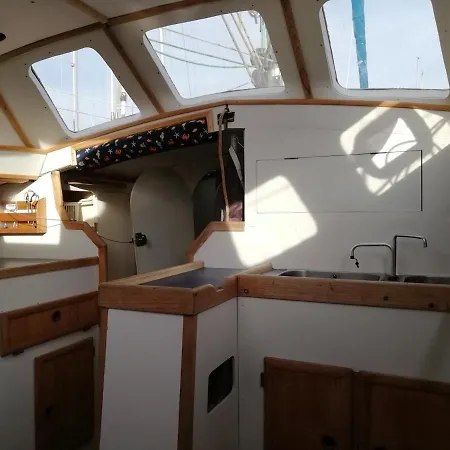 Insolite Sur Un Voilier à Bateau-hôtel