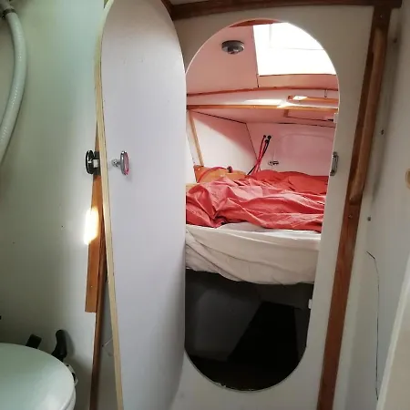 Bateau-hôtel Insolite Sur Un Voilier à