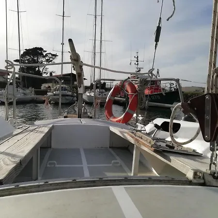 Insolite Sur Un Voilier à Bateau-hôtel *
